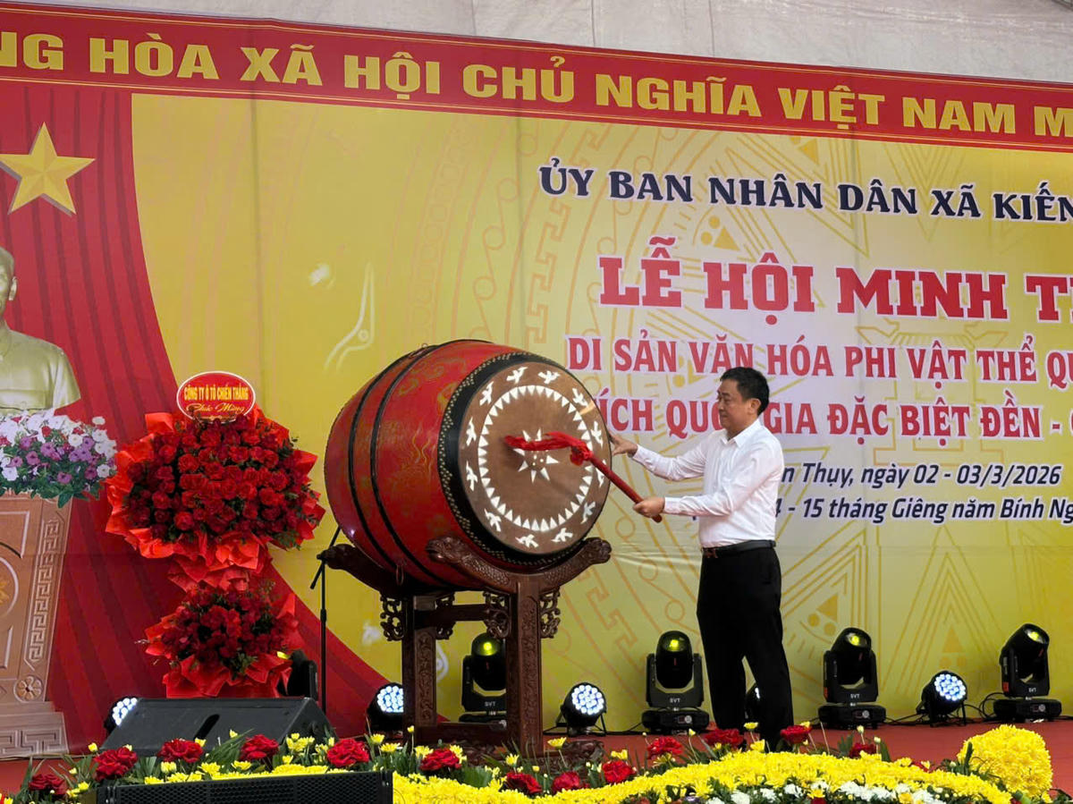 Ông Lưu Văn Thụy, Chủ tịch UBND xã Kiến Thụy thực hiện nghi thức đánh trống khai hội. Ảnh: PT.