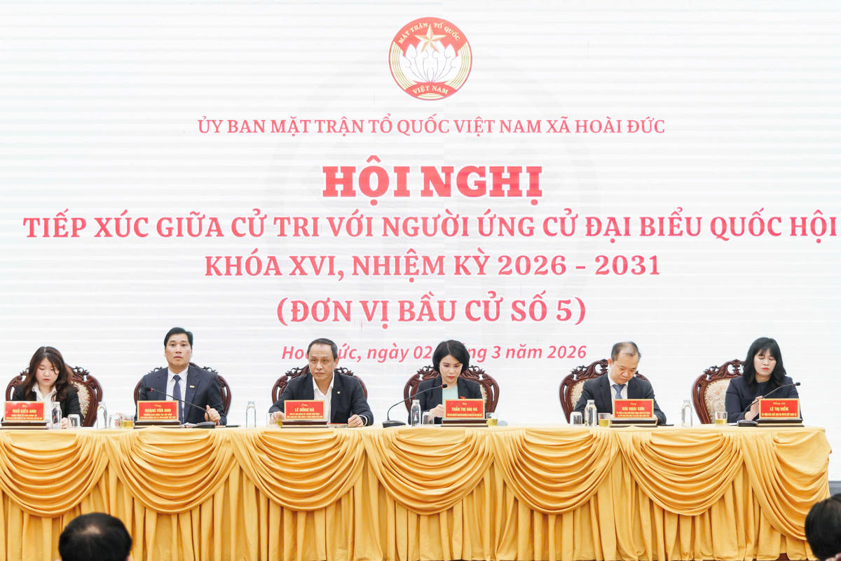 Các đại biểu chủ trì Hội nghị tiếp xúc cử tri. Ảnh: Quang Vinh