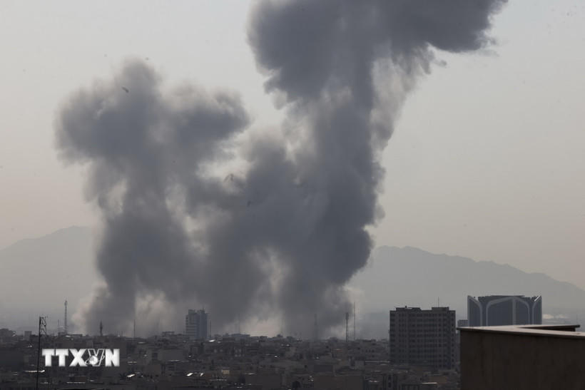 Khói bốc lên sau một vụ nổ ở thủ đô Tehran, Iran ngày 28/2/2026. (Ảnh: The Times of Israel/TTXVN).