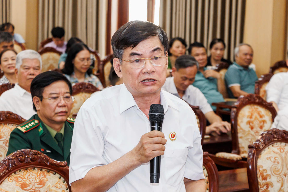 Cử tri tham dự và thảo luận các vấn đề xã hội quan tâm tới các ứng viên Đại biểu Quốc hội. Ảnh: Quang Vinh