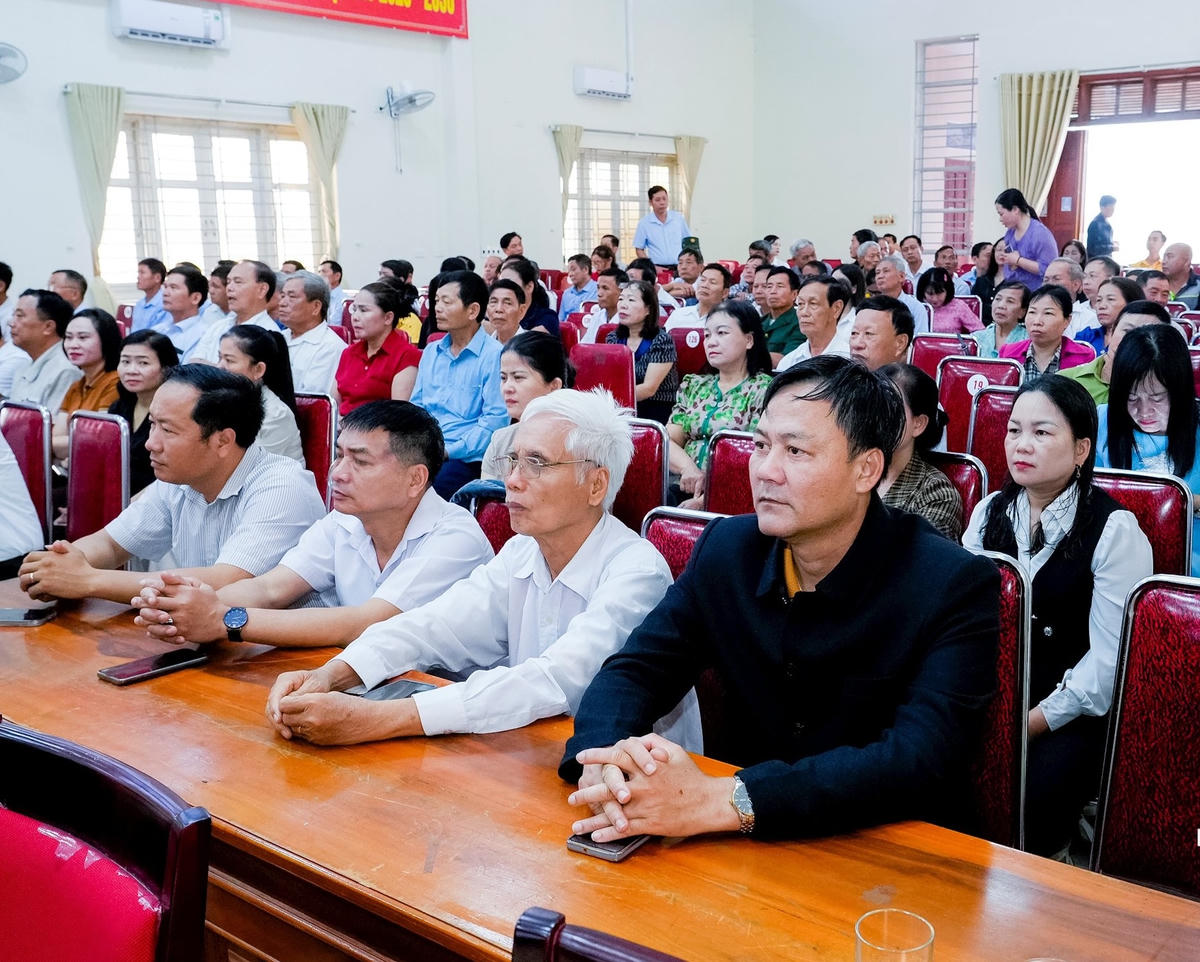 Đông đảo cử tri tham dự buổi tiếp xúc. Ảnh: PB