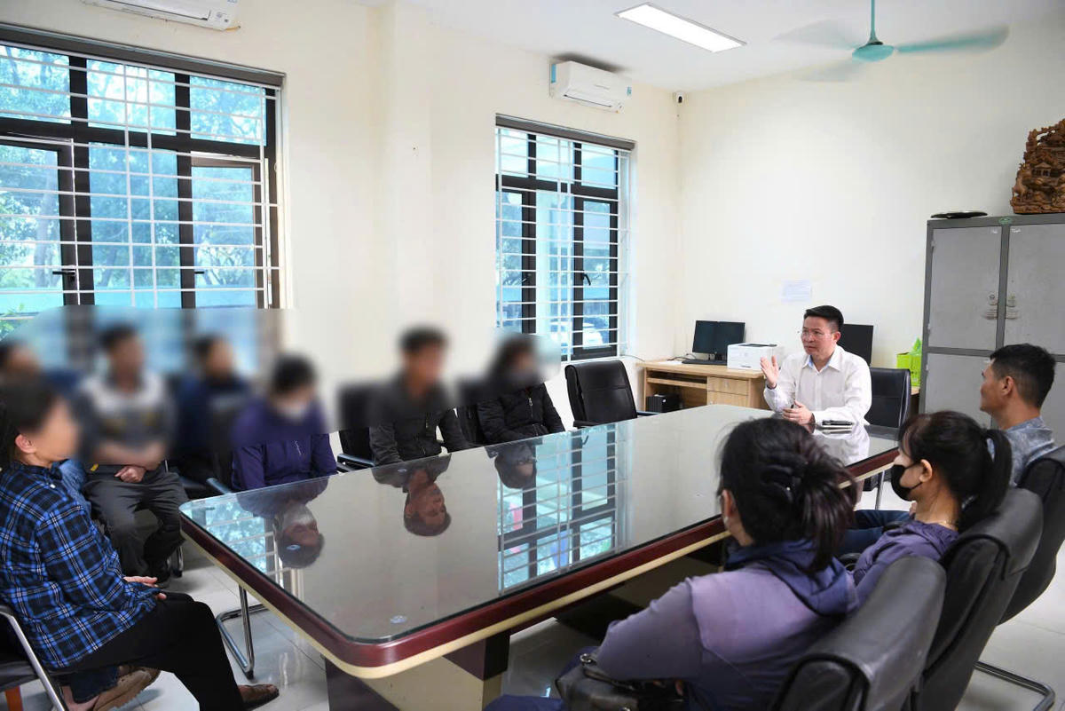 Thiếu tướng Nguyễn Minh Tuấn trực tiếp lấy lời khai của các đối tượng. Ảnh: Công an tỉnh Phú Thọ.