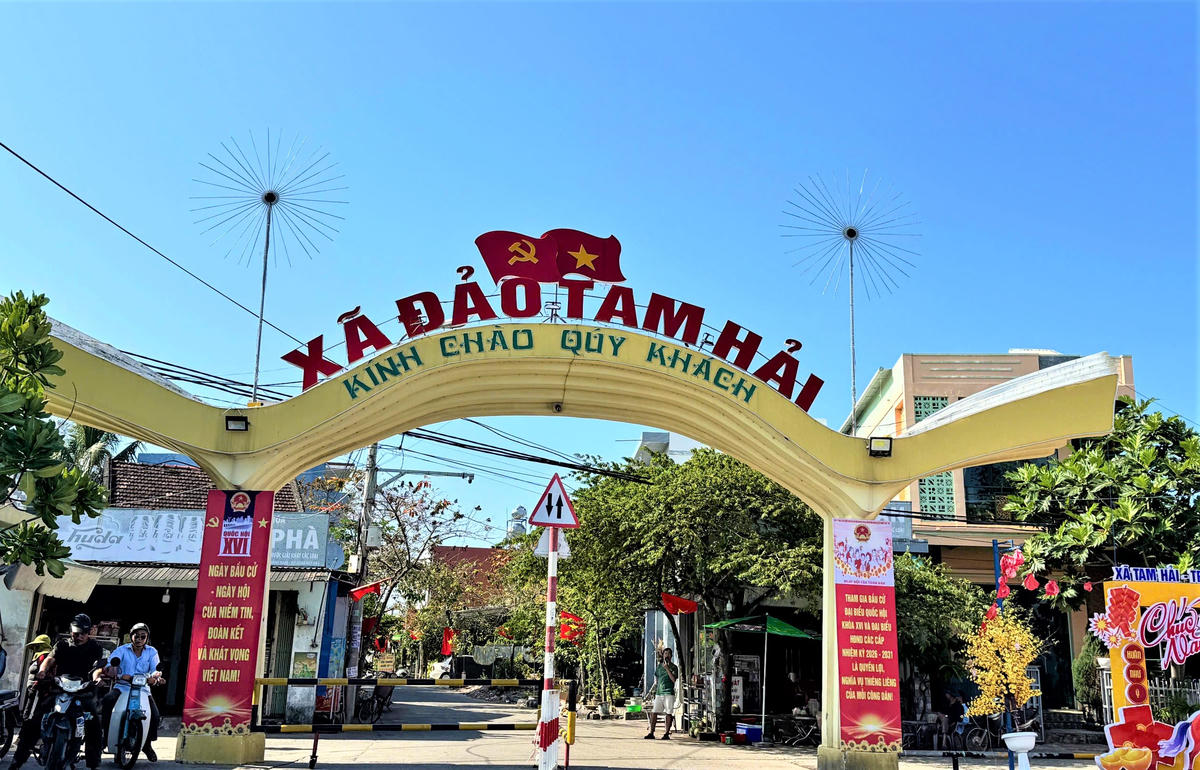 Một góc xã đảo Tam Hải trang trí tuyên truyền bầu cử Quốc hội khóa XIV và HĐND các cấp nhiệm kỳ 2026-2031. Ảnh Nguyễn Tín.