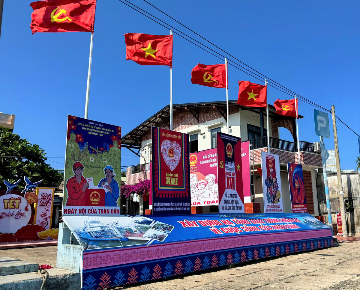 Xã đảo Tam Hải lắp pa nô, khẩu hiệu tuyên truyền bầu cử. Ảnh: Nguyễn Tín.. 