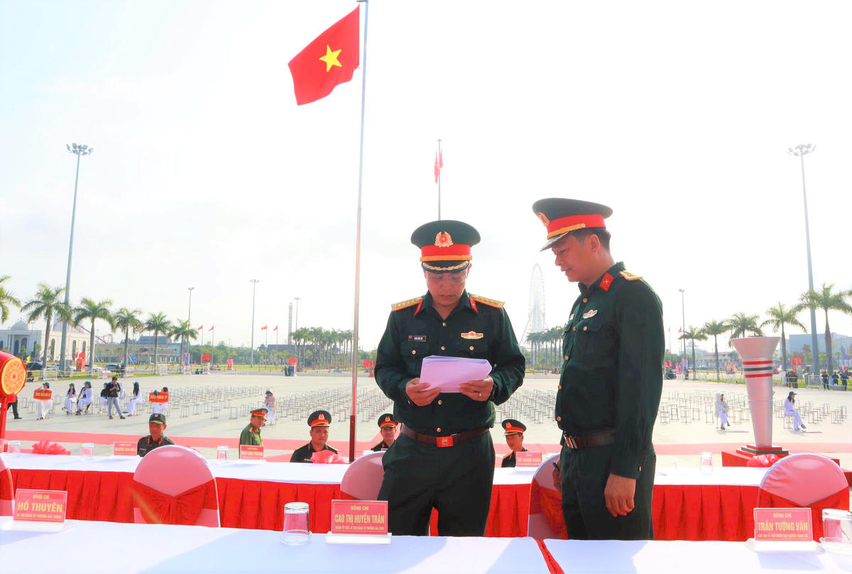 Đại tá Trần Hữu Ích,(bên trái) Chỉ huy trưởng Bộ CHQS TP Đà Nẵng kiểm tra nơi giao nhận quân năm 2026. Ảnh: CV.