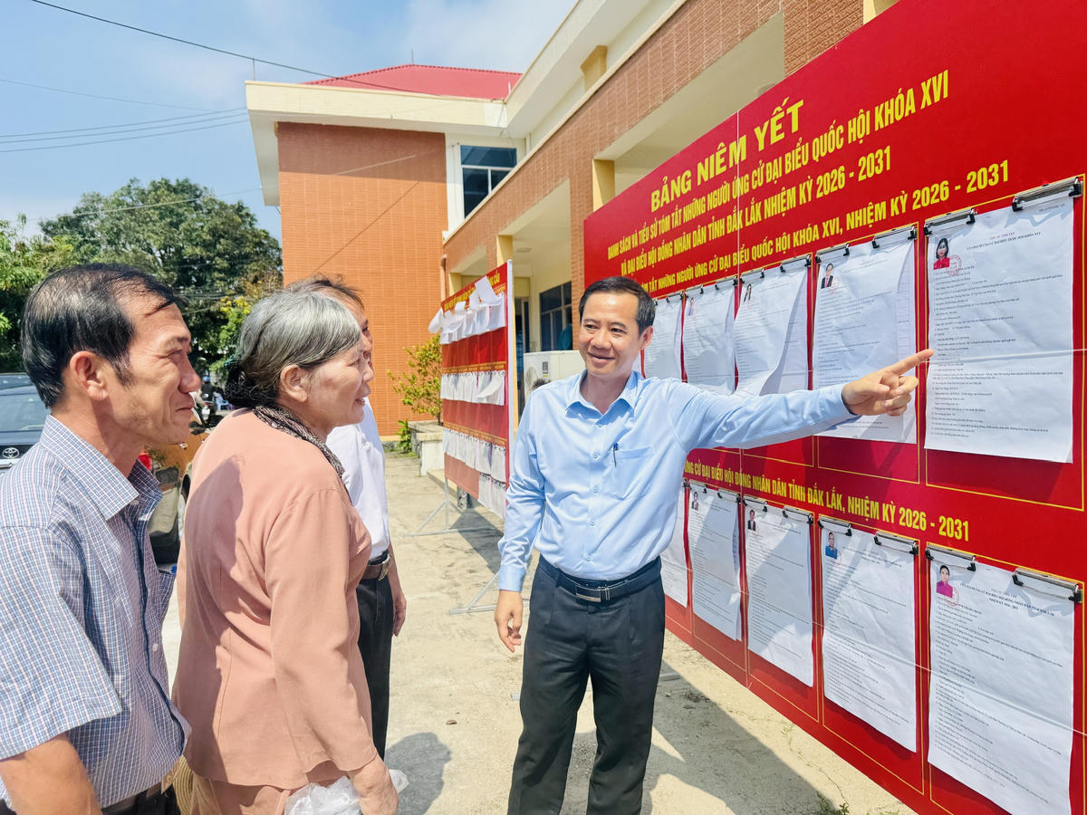Ông Nguyễn Thái Học – Phó Bí thư Đảng ủy Mặt trận Tổ quốc, các đoàn thể Trung ương giới thiệu dánh sách các ứng cử viên với cử tri phường Sông Cầu. Ảnh: Thanh Nga.