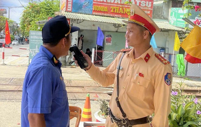 Lực lượng CSGT, Công an TP Đà Nẵng kiểm tra nồng độ cồn nhân viên gác tàu. Ảnh: CV.