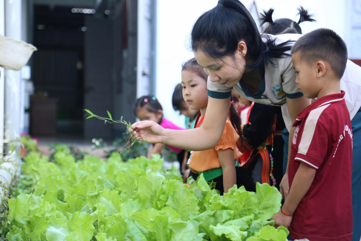 Cô và trò Trường Mầm non Bản Lang (tỉnh Lai Châu). Ảnh: V.H.