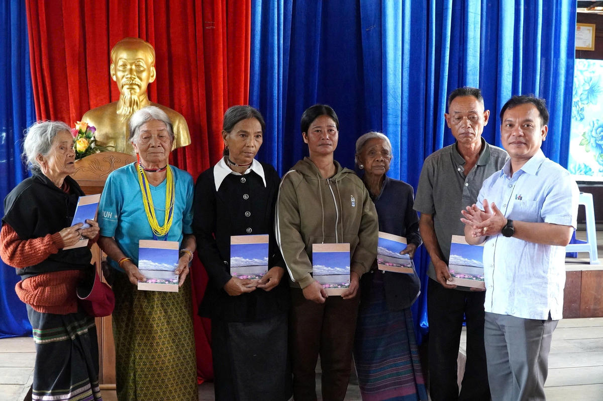 Chủ tịch Ủy ban MTTQ Việt Nam tỉnh Quảng Ngãi U Huấn tặng quà thôn Đăk Mế và các hộ nghèo. Ảnh: CV.