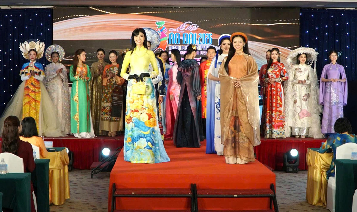 Nhiều diễn viên, người mẫu trình diễn bộ sưu tập "Tinh hoa", sáng 3/3. Ảnh: T.T 