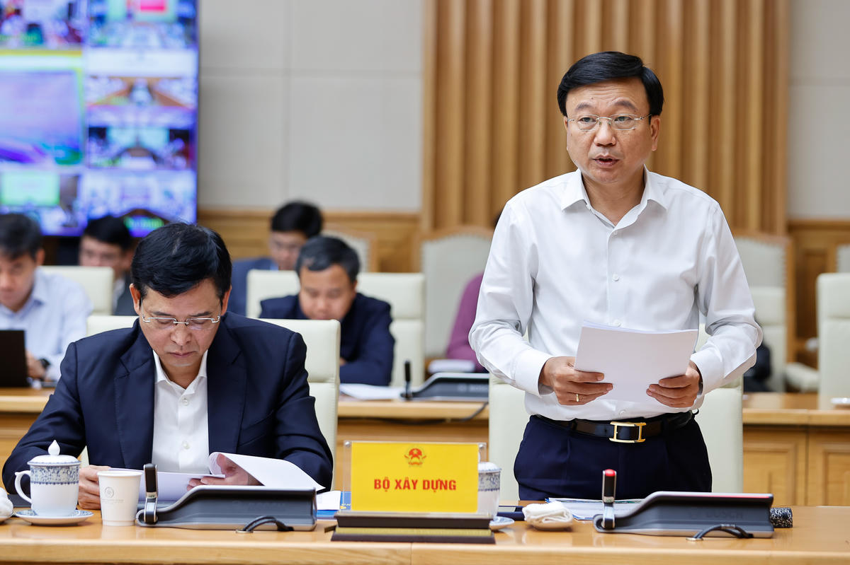 Đại diện Bộ Xây dựng báo cáo tại phiên họp. Ảnh: Nhật Bắc
