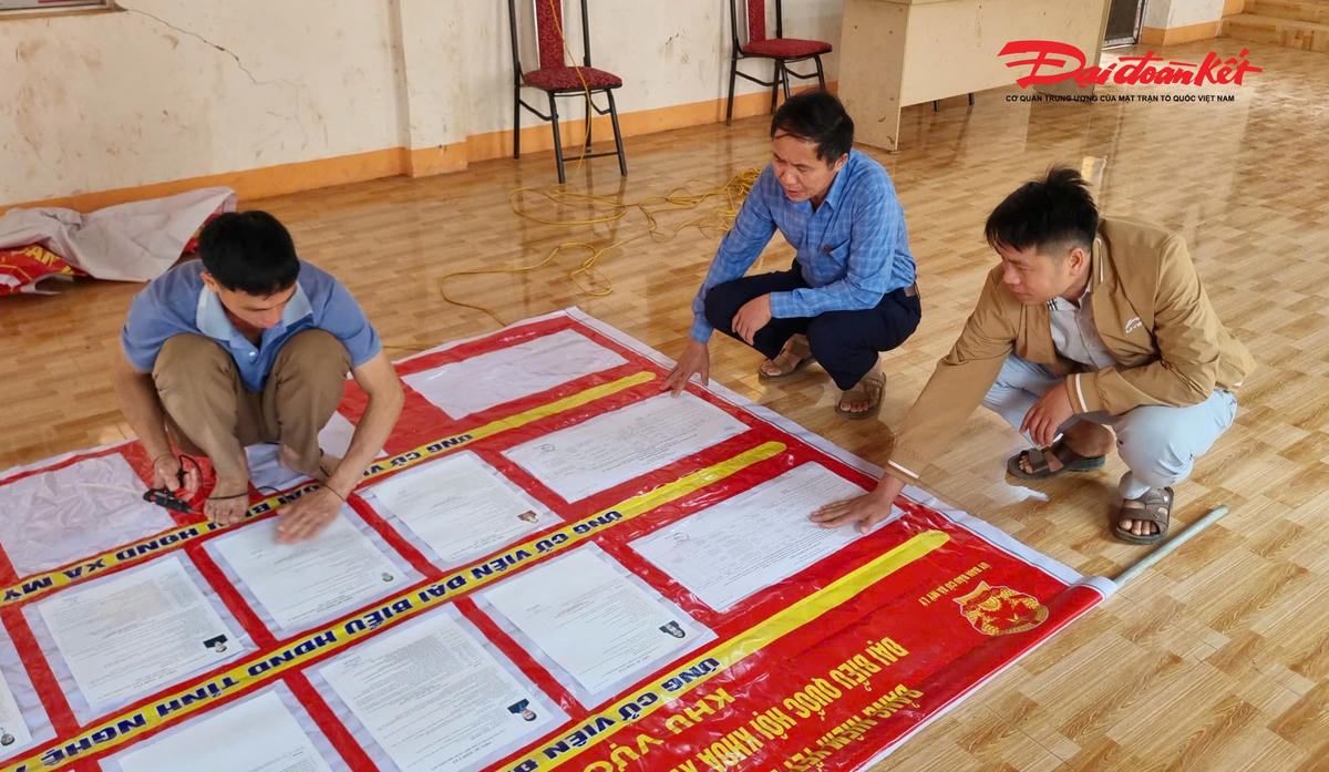 Tại xã Mỹ Lý, không khí chuẩn bị cho Ngày bầu cử diễn ra khẩn trương, nghiêm túc. Đây là địa phương vừa trải qua trận lũ lịch sử năm 2025 với nhiều thiệt hại nặng nề. Dọc các tuyến đường vào bản, dấu tích của nước lũ vẫn còn in hằn trên tường nhà, nền sân; nhiều công trình đang trong quá trình sửa chữa, khắc phục. Công tác tái thiết sau thiên tai vẫn tiếp tục được chính quyền và người dân nỗ lực triển khai từng ngày. Ảnh: ĐB