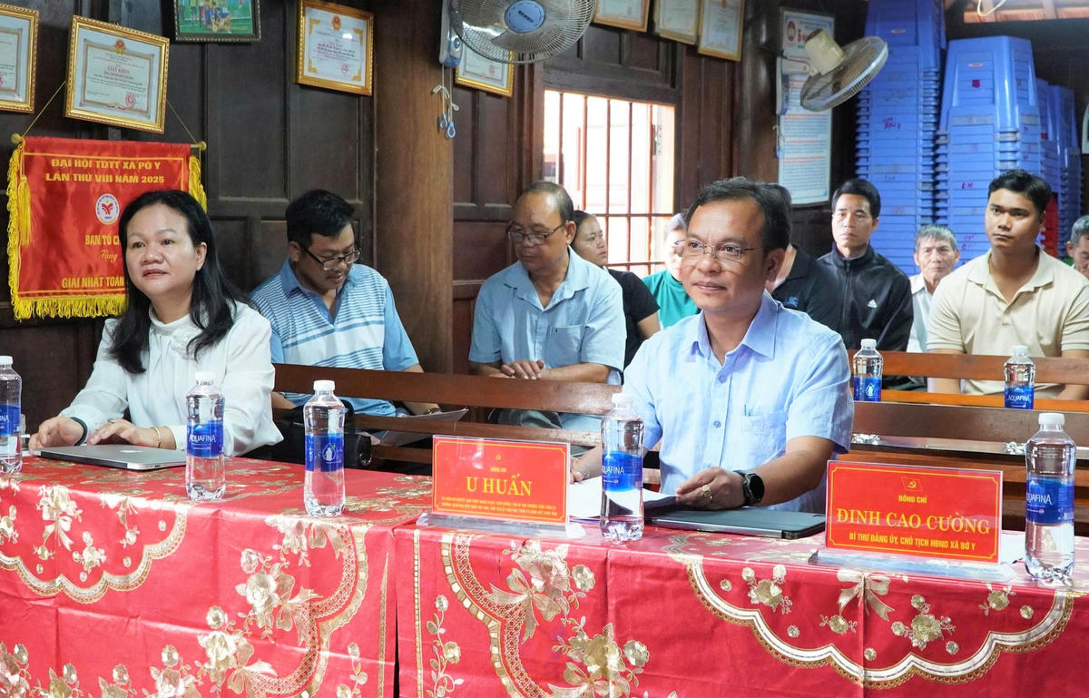 Chủ tịch Ủy ban MTTQ Việt Nam tỉnh U Huấn làm việc với thôn Đăk Mế. Ảnh: CV.