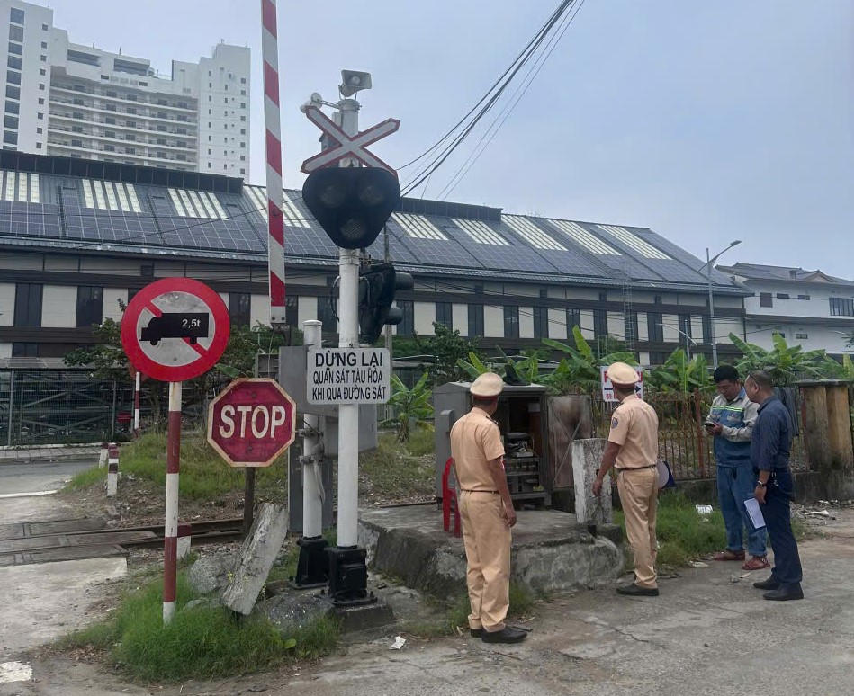 Lực lượng CSGT, Công an TP Đà Nẵng kiểm tra hành lang an toàn đường sắt. Ảnh: CV,