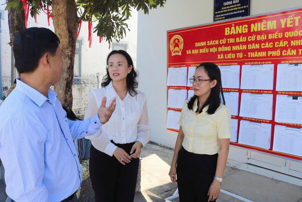Bà Lê Thị Sương Mai, trao đổi với lãnh đạo xã Liêu Tú về công tác chuẩn bị cho bầu cử.