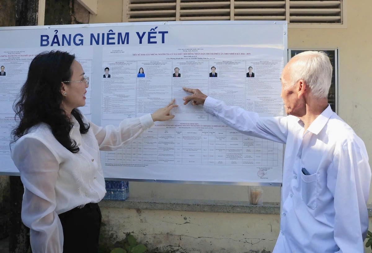 Kiểm tra danh sách niêm iết cử tri tại xã Tài Văn.&nbsp;