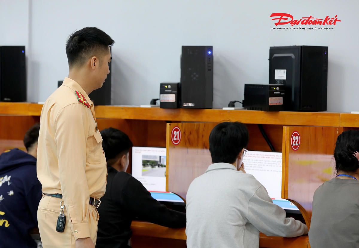 Cán bộ Đội Sát hạch, cấp GPLX cơ giới đường bộ - Phòng CSGT Hà Nội giám sát kỳ thi thực hành lái xe ô tô.