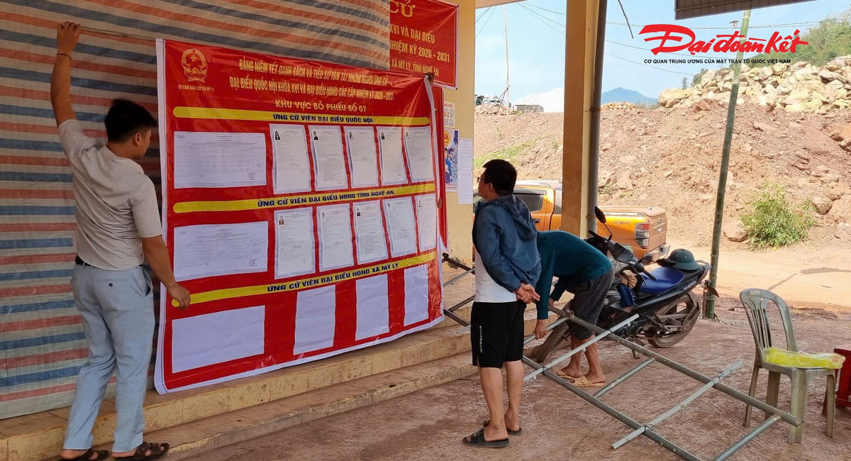 Trong bối cảnh đời sống còn nhiều thiếu thốn sau lũ, việc tham gia bầu cử tại các bản làng của xã Mỹ Lý càng được người dân xem như trách nhiệm và niềm tin gửi gắm vào chặng đường phát triển mới. Ảnh: ĐB