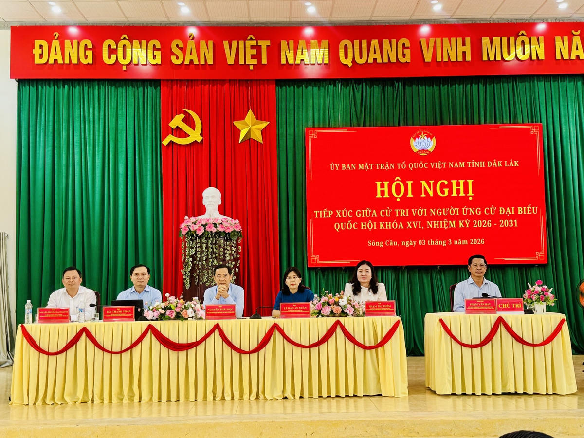 Các ứng cử viên và chủ trì hội nghị. Ảnh: Thanh Nga.