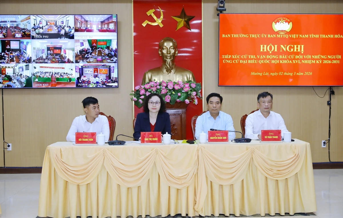 Bí thư Tỉnh ủy Thanh Hóa Nguyễn Doãn Anh và những người ứng cử ĐBQH dự hội nghị tiếp xúc cử tri tại điểm cầu xã Mường Lát. Ảnh: Minh Hiếu