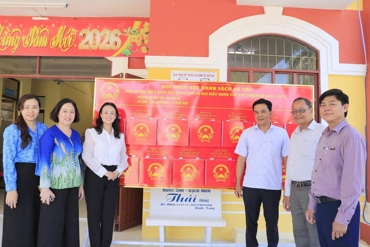 Bà Lê Thị Sương Mai cùng đoàn kiểm tra tại xã Lịch Hội Thượng.&nbsp;