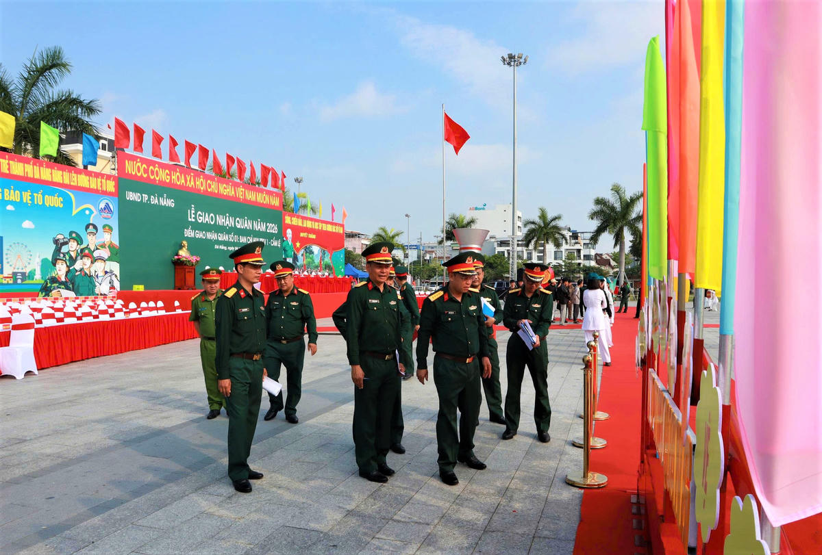 Đại tá Trần Hữu Ích,(phía trước) Chỉ huy trưởng Bộ CHQS TP Đà Nẵng kiểm tra khu vực làm lễ giao nhận quân năm 2026. Ảnh: CV.