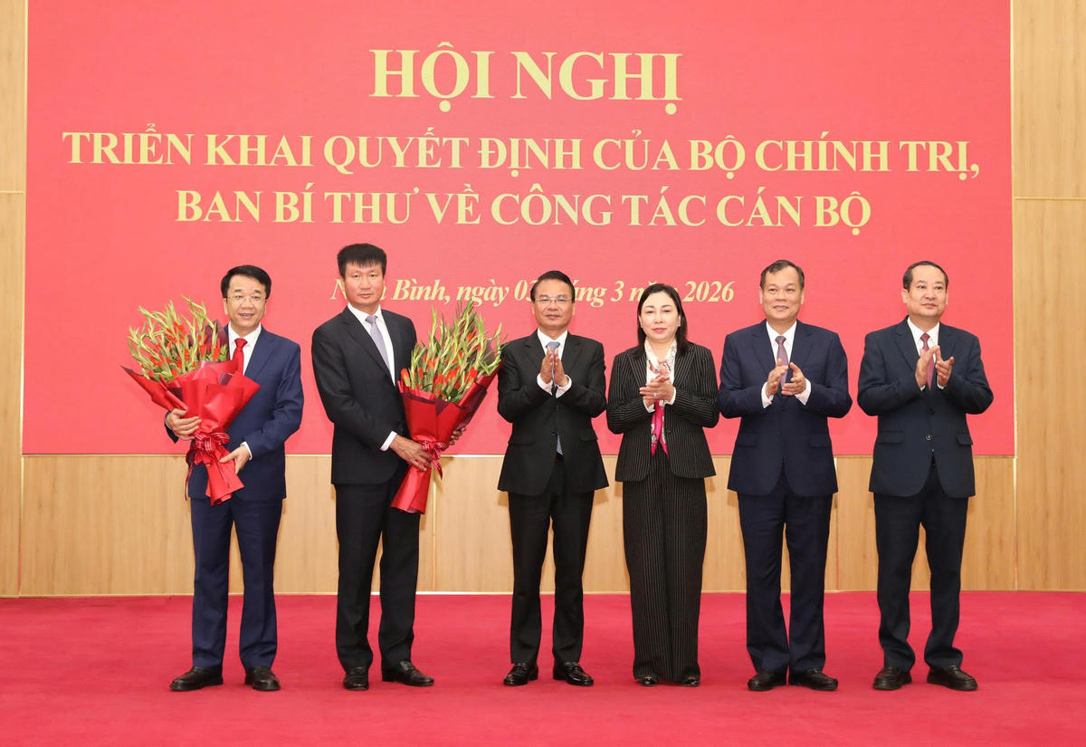 Thường trực Tỉnh ủy Ninh Bình tặng hoa chúc mừng ông Trần Huy Tuấn và ông Nguyễn Thanh Bình. Ảnh: Đức Phương.