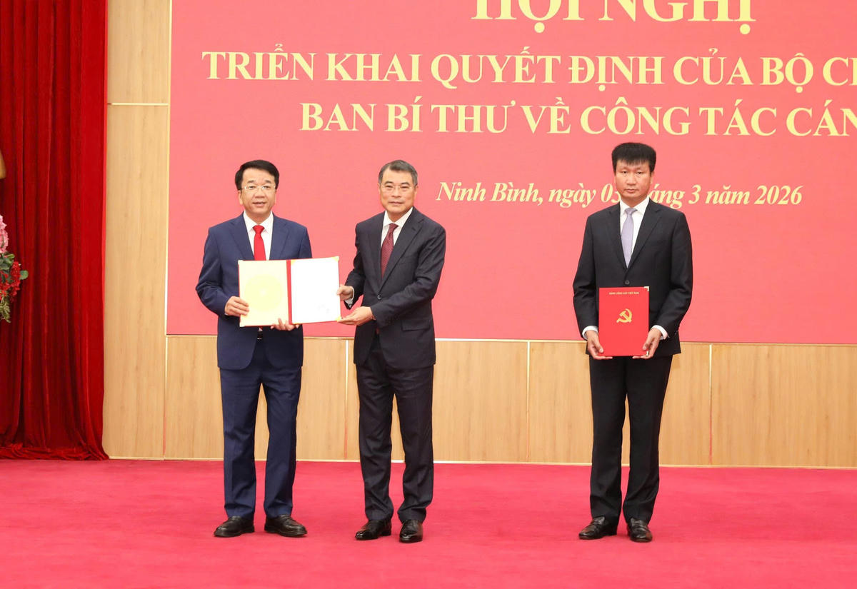 Ông Lê Minh Hưng trao quyết định của Ban Bí thư về việc điều động, chỉ định ông Nguyễn Thanh Bình - Phó Bí thư Tỉnh ủy Thái Nguyên giữ chức Phó Bí thư Tỉnh ủy Ninh Bình. Ảnh: Đức Phương.