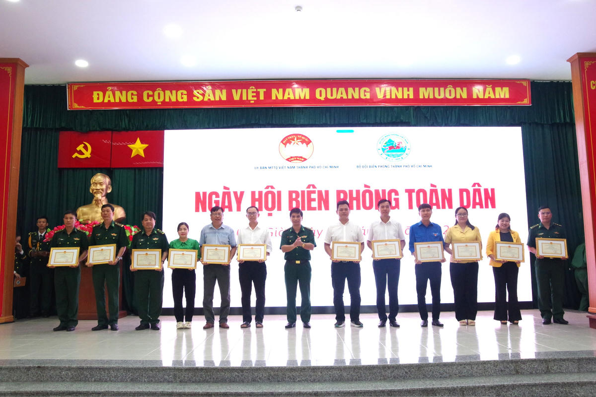 Các tập thể và cá nhân được khen thưởng “có thành tích xuất sắc trong thực hiện Ngày Biên phòng toàn dân năm 2026” vào ngày 1/3. Ảnh: Văn Danh.