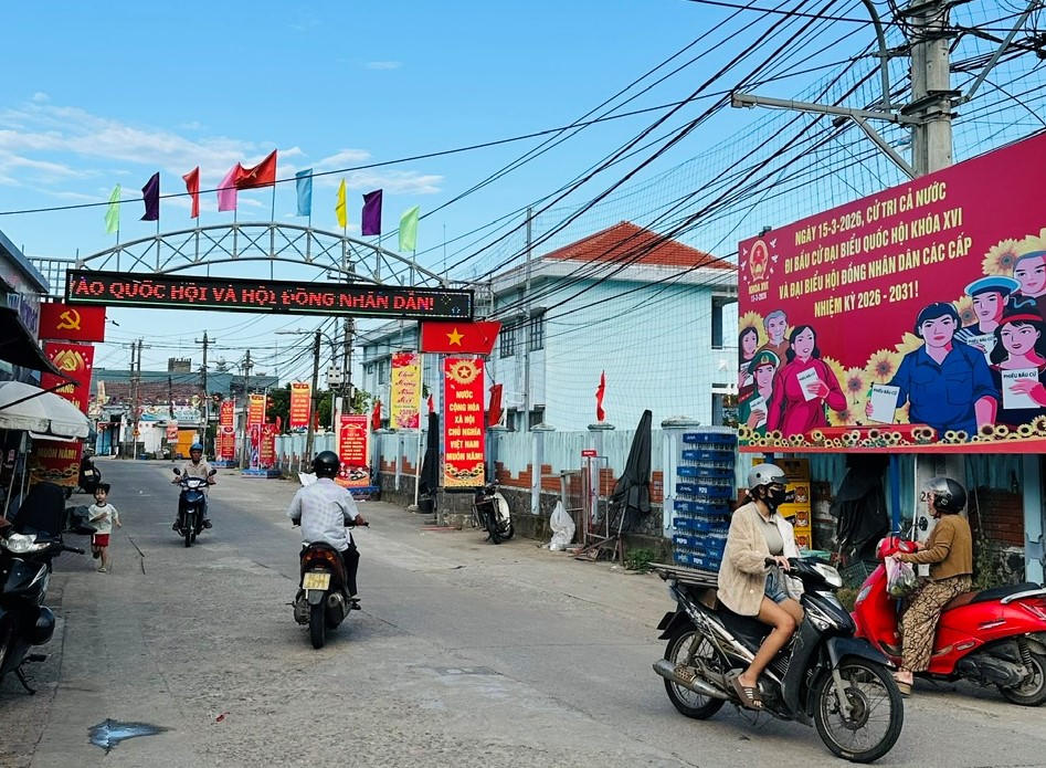 Đường sá ở xã đảo Tam Hải trang trí cờ Tổ quốc, khẩu hiệu tuyên truyền bầu cử. Ảnh: Nguyễn Tín.