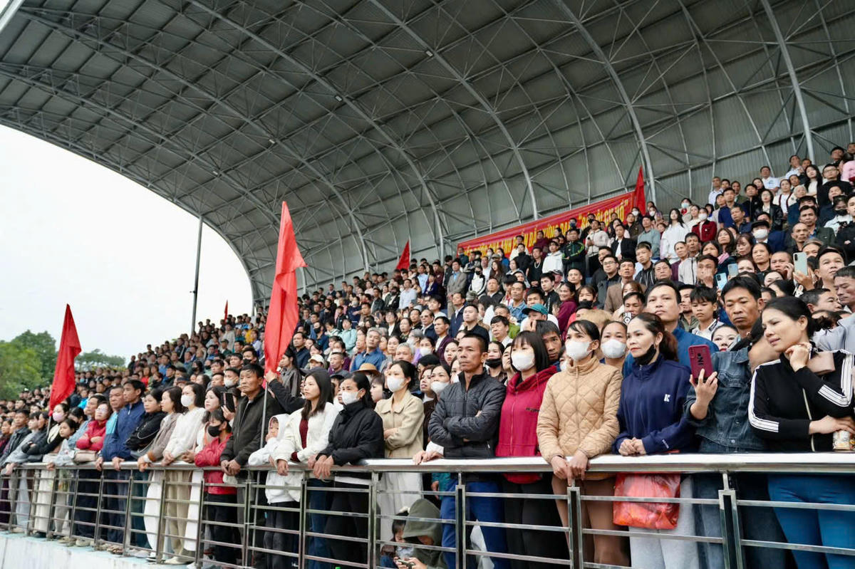 Rất nhiều người thân cũng có mặt để chia tay các tân binh. Ảnh: Mạnh Việt.