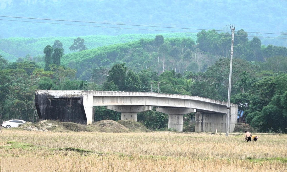 Cầu Na Phày - Đỏn Chám được đầu tư hơn 15 tỷ đồng, hiện vẫn chưa thể lưu thông do chưa có đường dẫn phía 2 đầu.