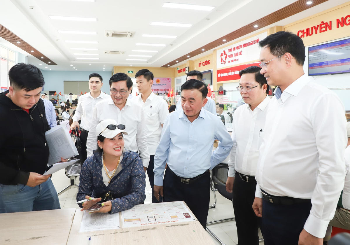 Thường trực Ban Bí thư Trần Cẩm Tú (bên phải) thăm hỏi tình hình người dân làm thủ tục hành chính tại Trung tâm Phục vụ hành chính công phường Thanh Khê. Ảnh: CV.