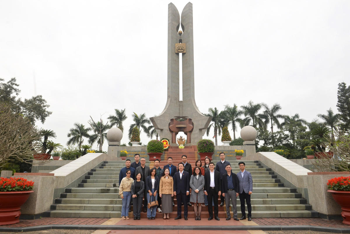  Đoàn công tác của Báo Đại đoàn kết dâng hương tại Đài tưởng niệm các anh hùng liệt sĩ thành phố Hải Phòng.