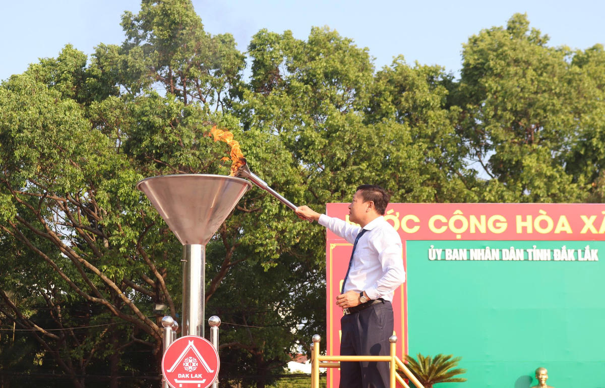 Lãnh đạo phường Buôn Ma Thuột thắp lửa truyền thống khai hội tòng quân. Ảnh:PD.