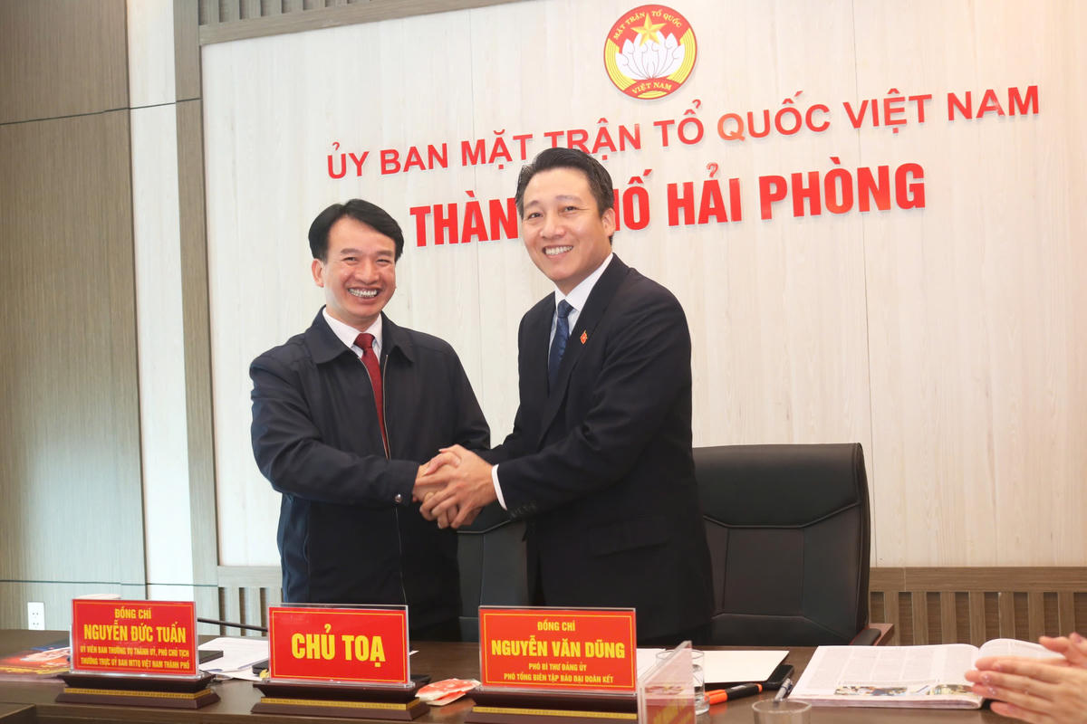Phó Chủ tịch Thường trực Ủy ban MTTQ Việt Nam thành phố Hải Phòng Nguyễn Đức Tuấn và Phó Tổng biên tập Báo Đại đoàn kết&nbsp;Nguyễn Văn Dũng.
