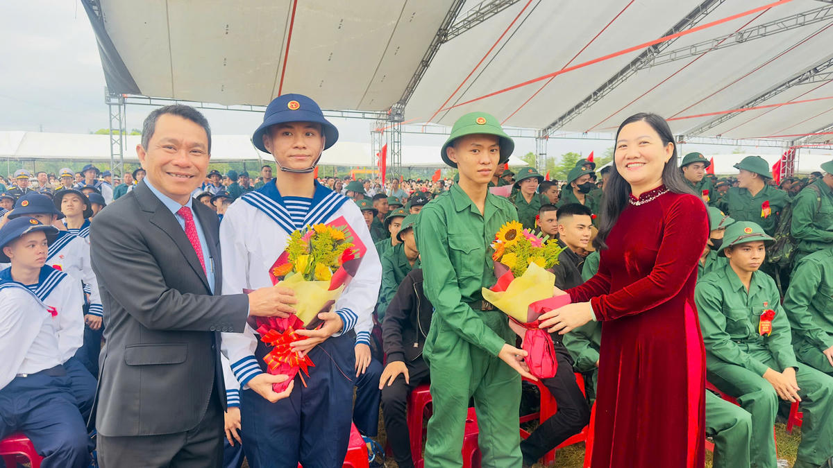 Lực lượng chức năng tỉnh Quảng Ngãi tặng hoa chúc mừng tân binh. Ảnh: CV.