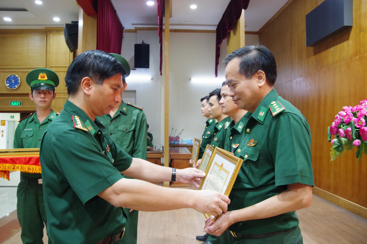 Trao tặng giấy khen cho tập thể và cá nhân có thành tích xuất sắc trong đợt thi đua cao điểm “Mừng Đảng, mừng Xuân, ra quân Quyết thắng”. Ảnh: Quang Tiến..