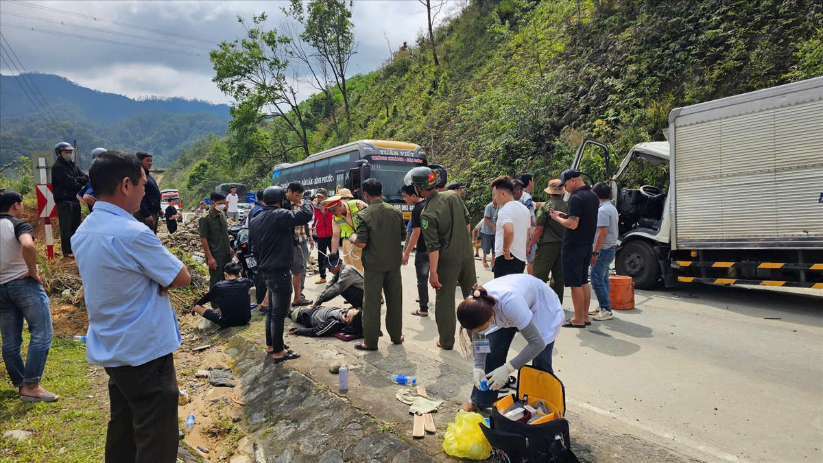 Lực lượng chức năng giải cứu tài xế bị kẹt cabin đi cấp cứu. Ảnh: CV.