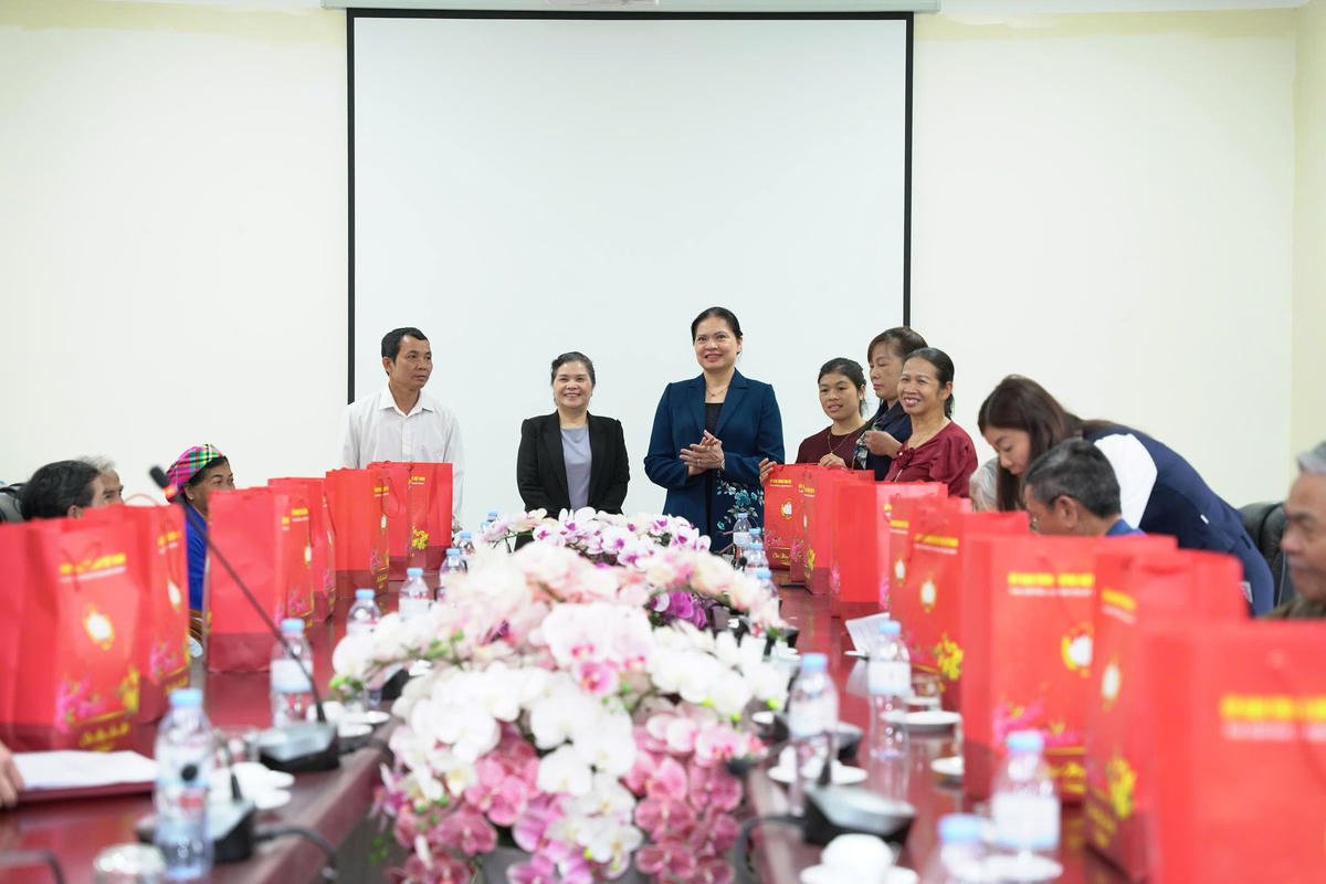 Phó Chủ tịch - Tổng Thư ký Ủy ban Trung ương MTTQ Việt Nam Hà Thị Nga tặng quà cho hộ gia đình chính sách, Người có uy tín, hộ nghèo xã Tân Uyên.. 