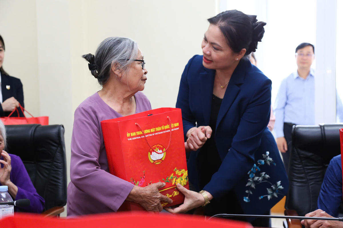 Phó Chủ tịch - Tổng Thư ký Ủy ban Trung ương MTTQ Việt Nam Hà Thị Nga trao tặng quà cho nhân dân xã Tân Uyên.. 