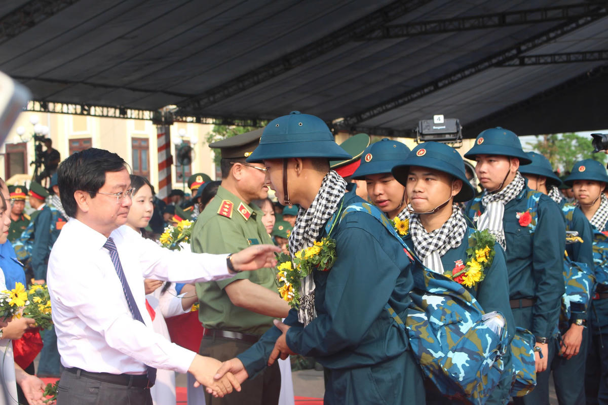 Lãnh đạo tỉnh Tây Ninh động viên các thanh niên lên đường nhập ngũ. Ảnh: T.Trung.