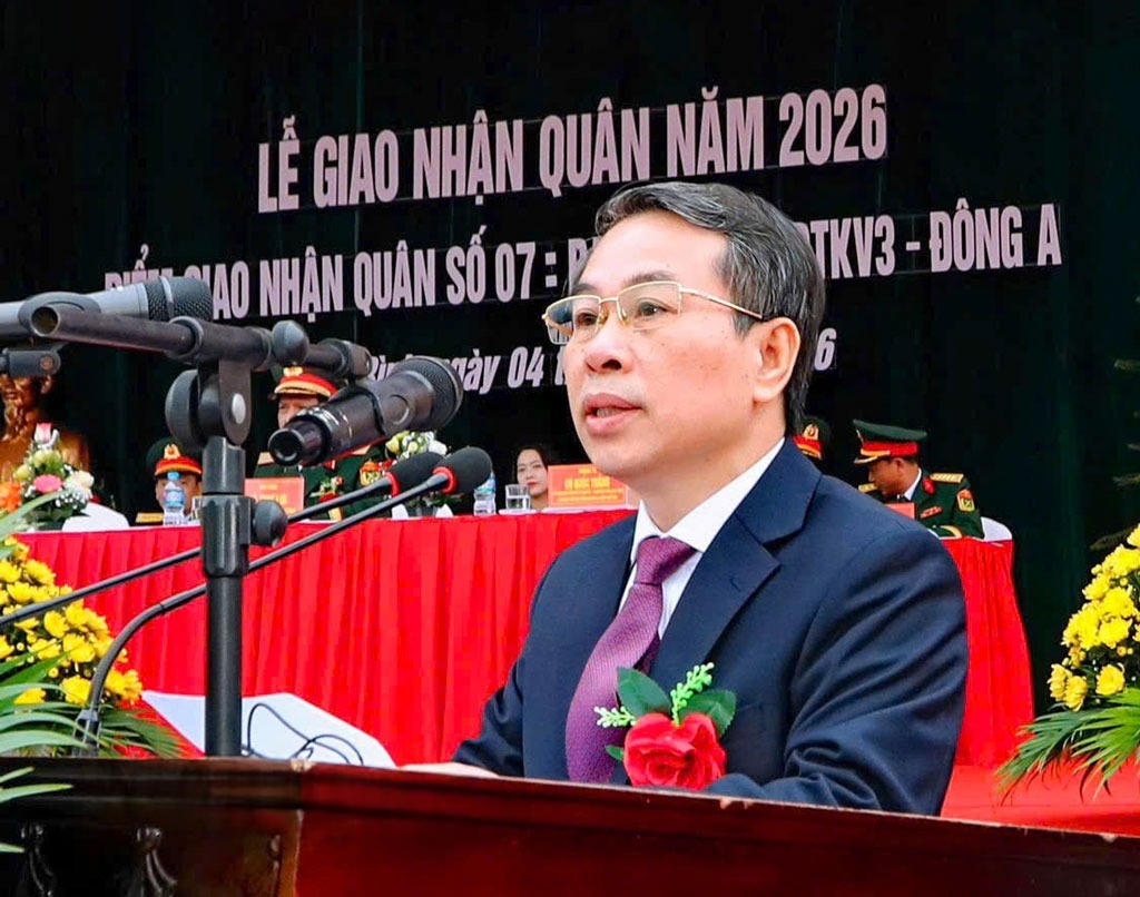 &nbsp;Phó Chủ tịch Thường trực HĐND tỉnh Bùi Hoàng Hà động viên tân binh nhập ngũ. Ảnh: Việt Thắng