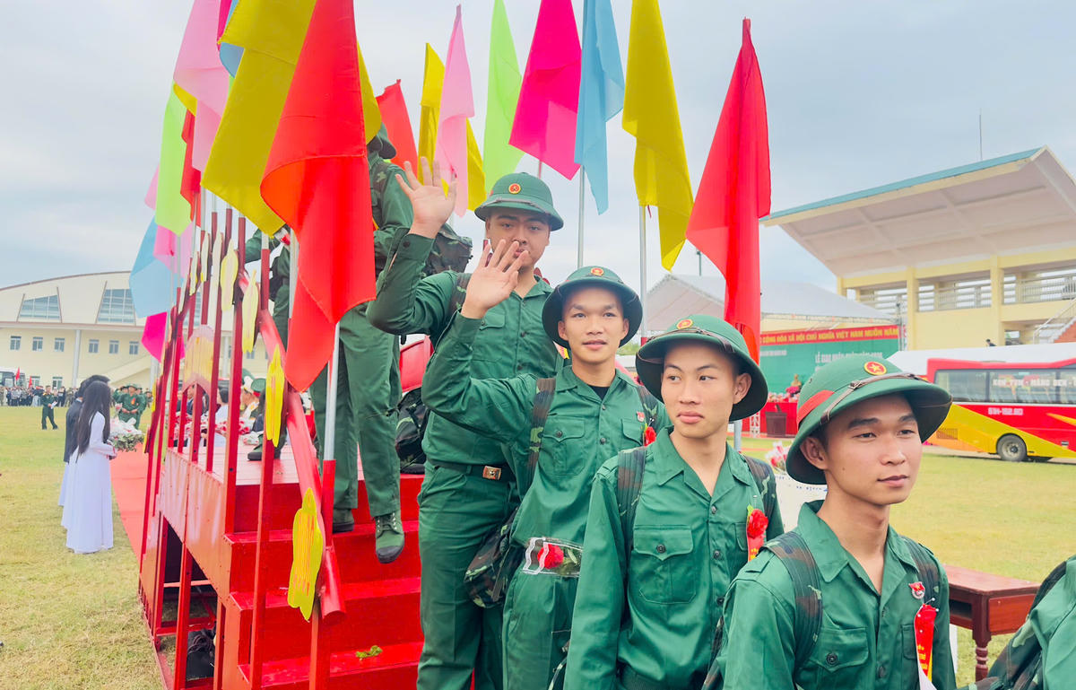 Tân binh đi qua cầu vinh quang để lên đường nhập ngũ. Ảnh: CV.