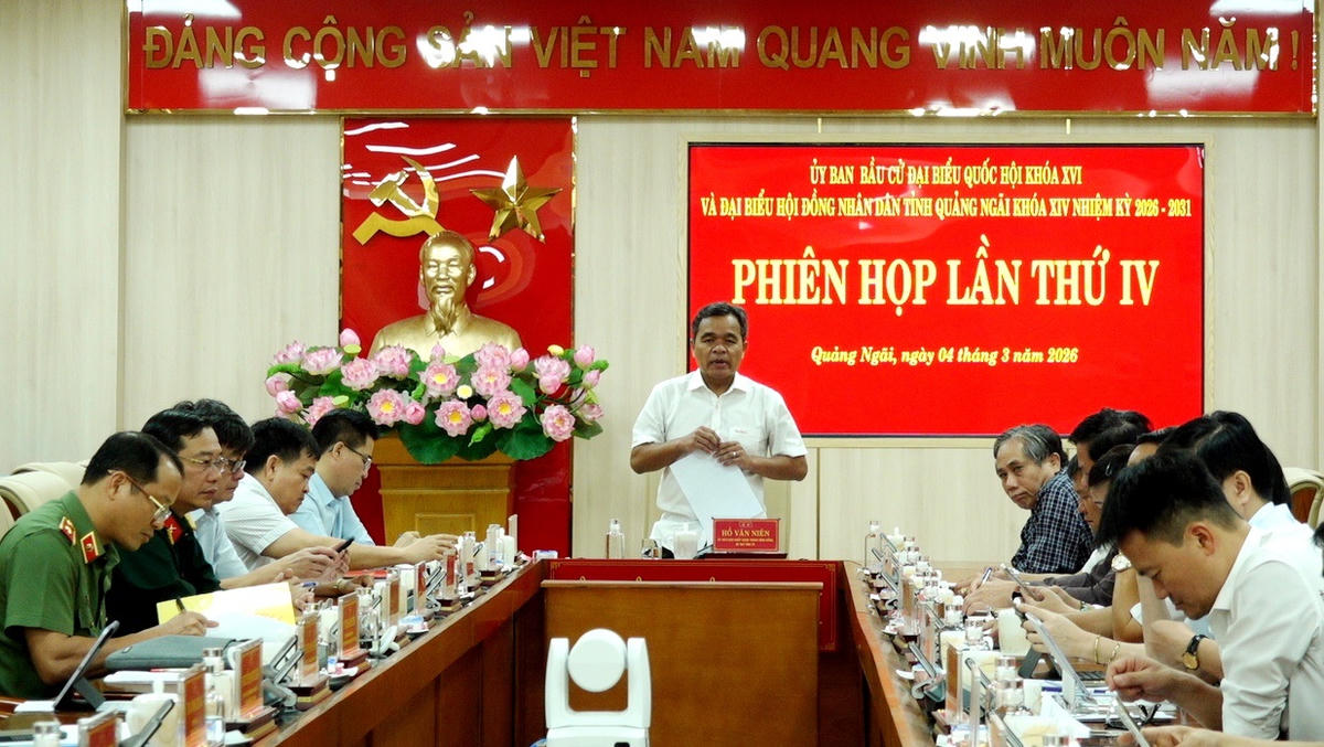 Bí thư Tỉnh ủy,&nbsp;Chủ tịch Ủy ban bầu cử ĐBQH khóa XVI và HĐND tỉnh Quảng Ngãi nhiệm kỳ 2026-2031 Hồ Văn Niên phát biểu tại phiên họp. Ảnh: CV.