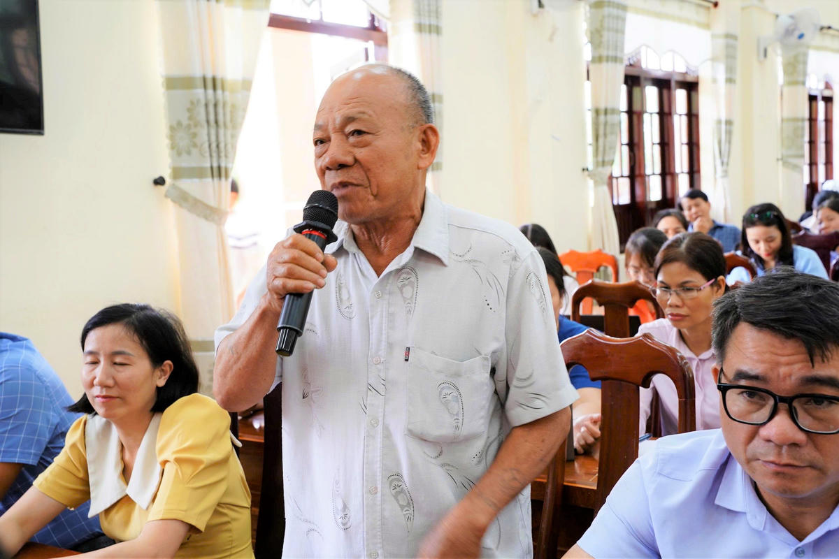 Cử tri Đặng Việt Bảo, ở xã Chiên Đàn trình bày ý kiến. Ảnh: Chí Đại.