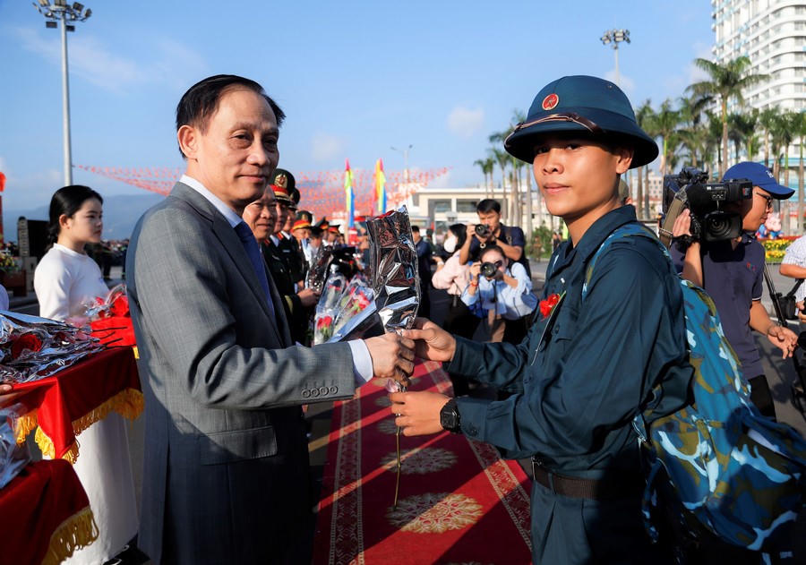 Ông Lê Hoài Trung, Ủy viên Bộ Chính trị, Bộ trưởng Bộ Ngoại giao tặng hoa các tân binh tỉnh Gia Lai trước giờ lên đường nhập ngũ. Ảnh: HP.
