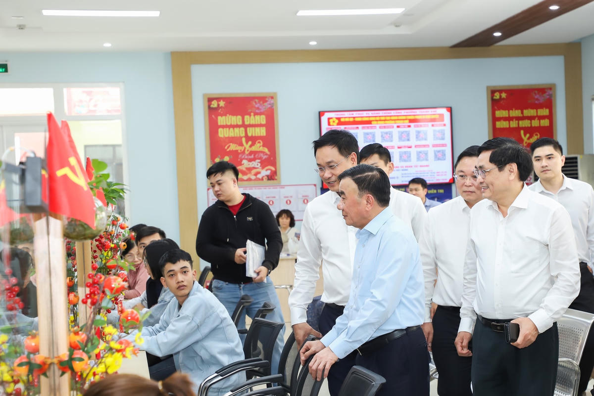 Thường trực Ban Bí thư Trần Cẩm Tú&nbsp; thăm, động viên cán bộ, công chức Trung tâm Phục vụ Hành chính công phường Thanh Khê. Ảnh: CV.