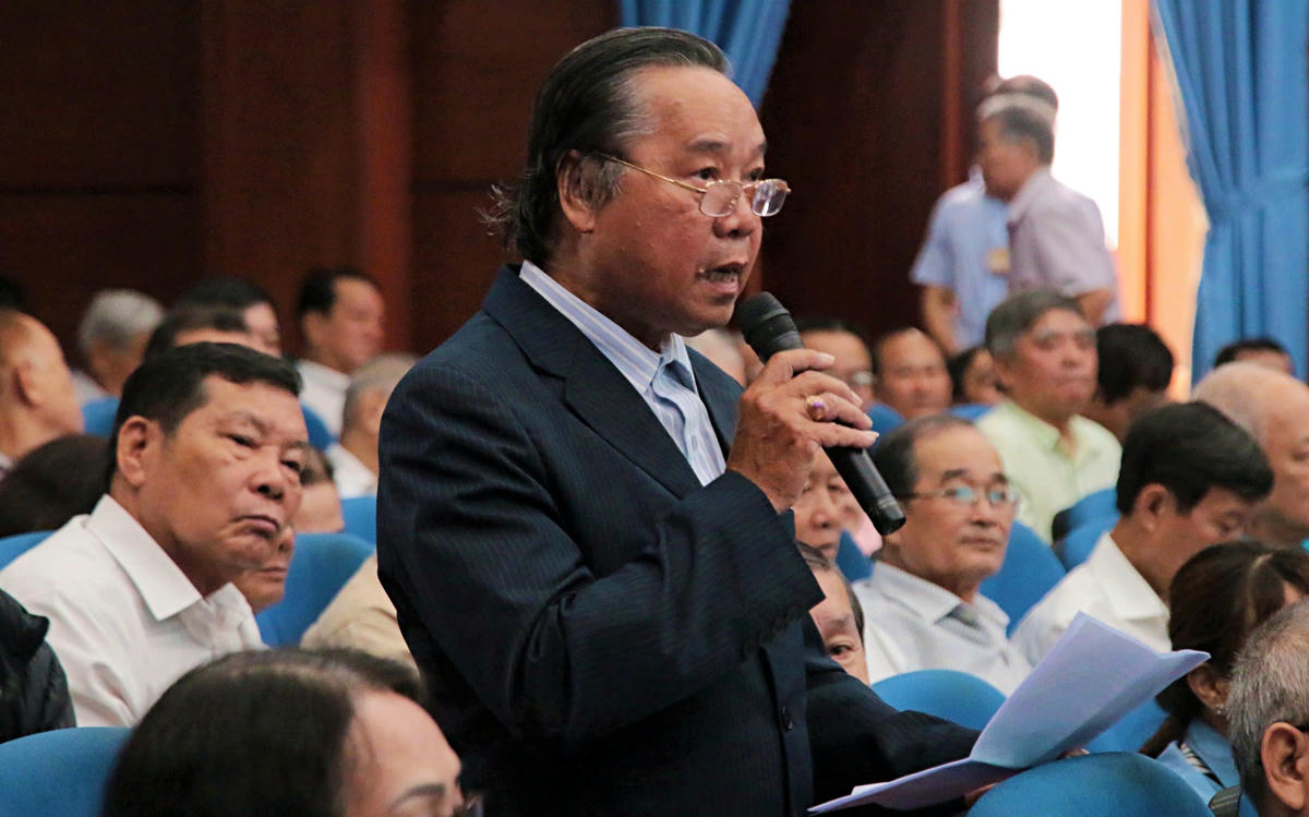 Cử tri Ngô Nhật Anh trình bày ý kiến tại hội nghị. Ảnh: Tấn Thành.