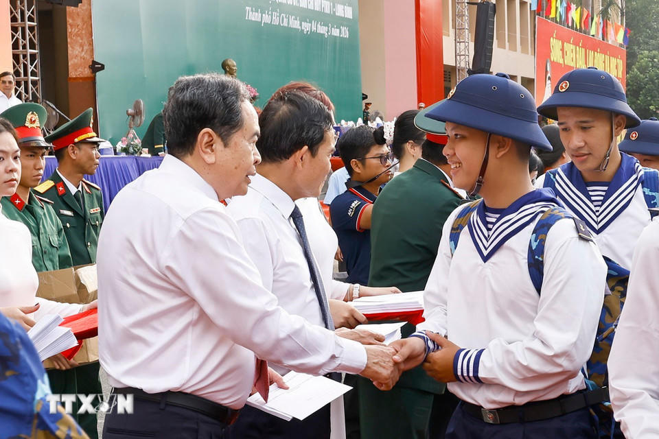 Chủ tịch Quốc hội Trần Thanh Mẫn tặng quà cho các tân binh. (Ảnh: Doãn Tấn/TTXVN)